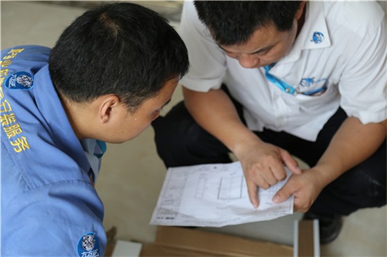 家具維修現(xiàn)場(chǎng)，家具維修工與管理者正在探討維修問題