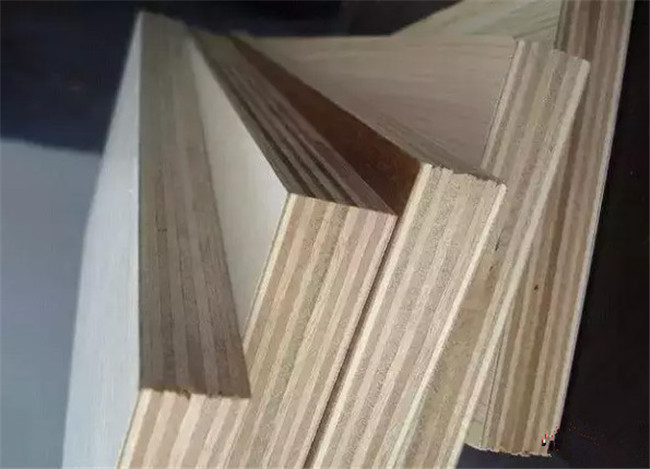 左右手家居安裝師傅告訴你，做衣柜應(yīng)該用什么板材？