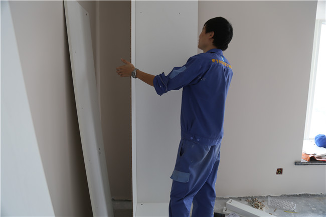 左右手家具安裝師傅的經(jīng)驗之談，整體櫥柜應(yīng)該這樣裝